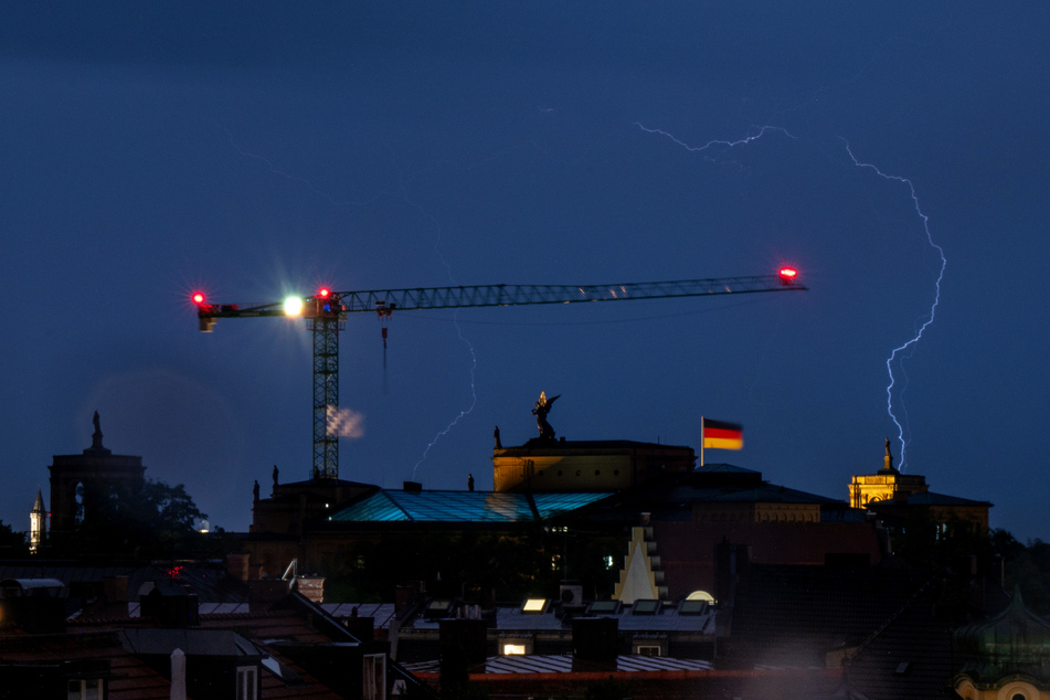 Blitze zucken in der Donnerstagnacht über den Dächern von München.