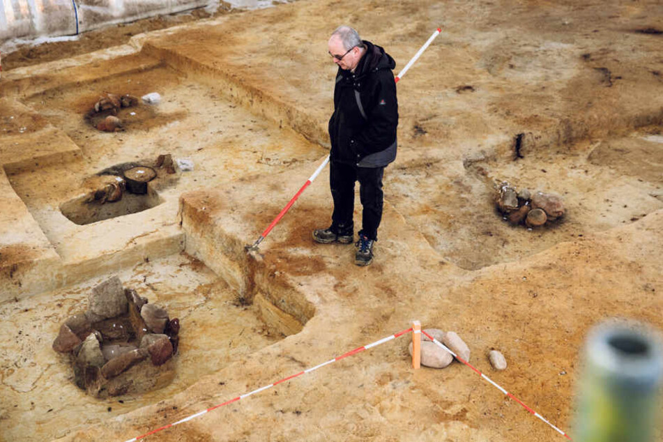 Fein säuberlich sind die einzelnen Fundstellen freigelegt. 3000 Jahre und mehr haben sie auf dem Buckel.