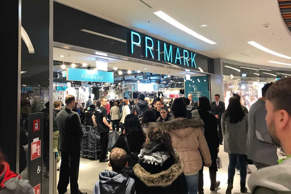 Das beliebte Ziel Primark war sofort voll! Eine kleine Schlange bildete sich vor dem Eingang.