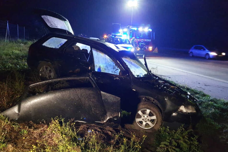 Ein Pkw touchierte erst einen Kleinwagen, kam dann nach rechts von der Fahrbahn ab und überschlug sich mehrfach.