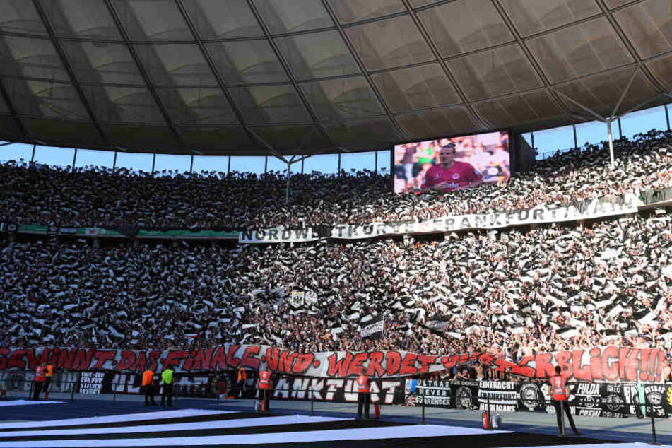 In Berlin unterstützen die Eintracht-Fans ihre Mannschaft mit einem Meer aus Fahnen.