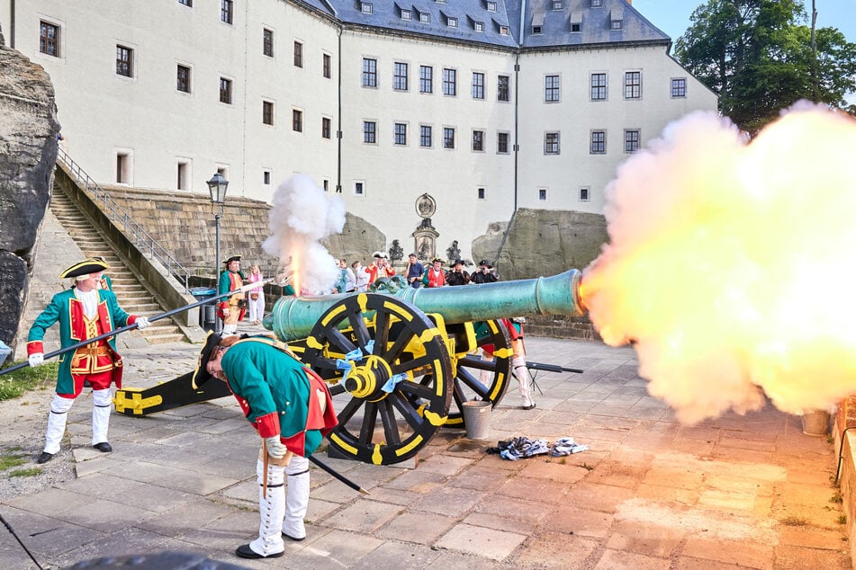 The cannon schüsse is straight laut. With Ohropax or Gehörschutz-Kopfhörern Ihr gut beraten.