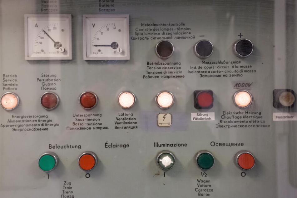 Auf den Schalttafeln herrscht noch der Reichsbahn-Charme.