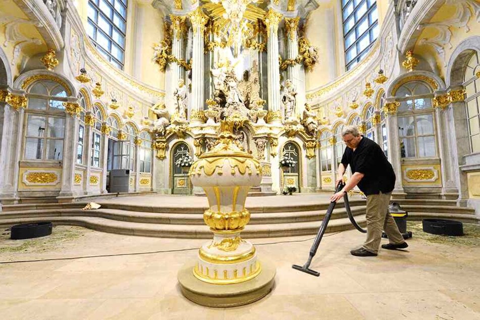 Küster Lutz Pesler (47) legt mit Hand an und säubert den Altarraum.