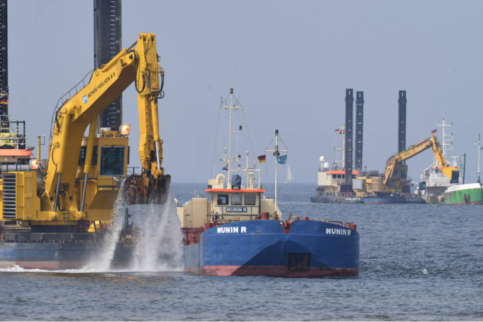 Bagger arbeiten im Greifswalder Bodden am Unterwassergraben der neuen Ostseepipelin Nord Stream 2.