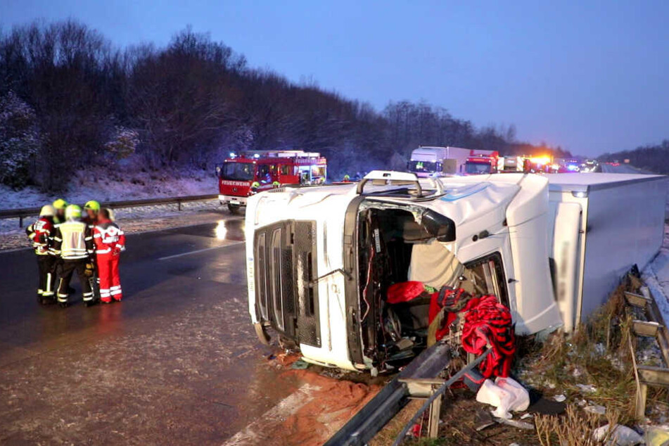 Der LKW kippte bei dem Unfall um.