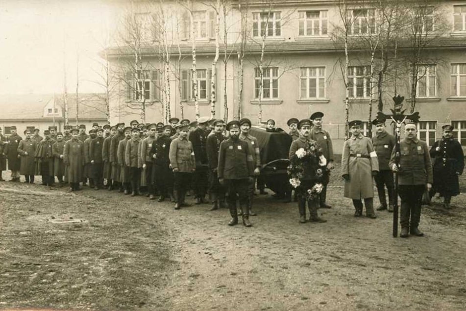 Rund 23 000 Kriegsgefangene waren zwischen 1914 und 1921 in Chemnitz-Ebersdorf. Historische Fotos belegen das Geschehen.