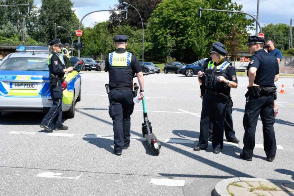 Die Beamten beschlagnahmen das Unfall-Gefährt.