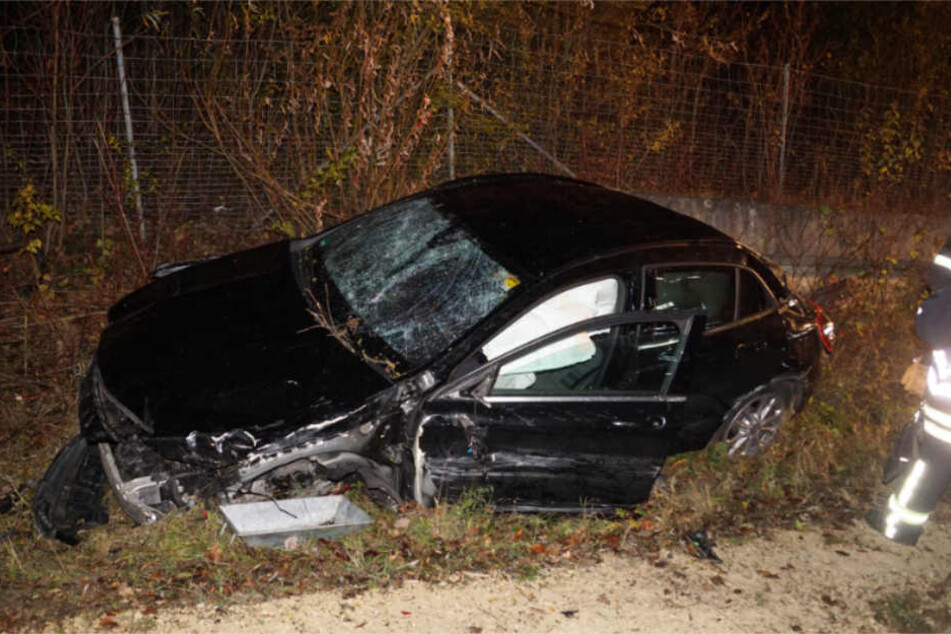 Das Wrack blieb auf einem unbeleuchteten Feldweg abseits der Autobahn liegen.