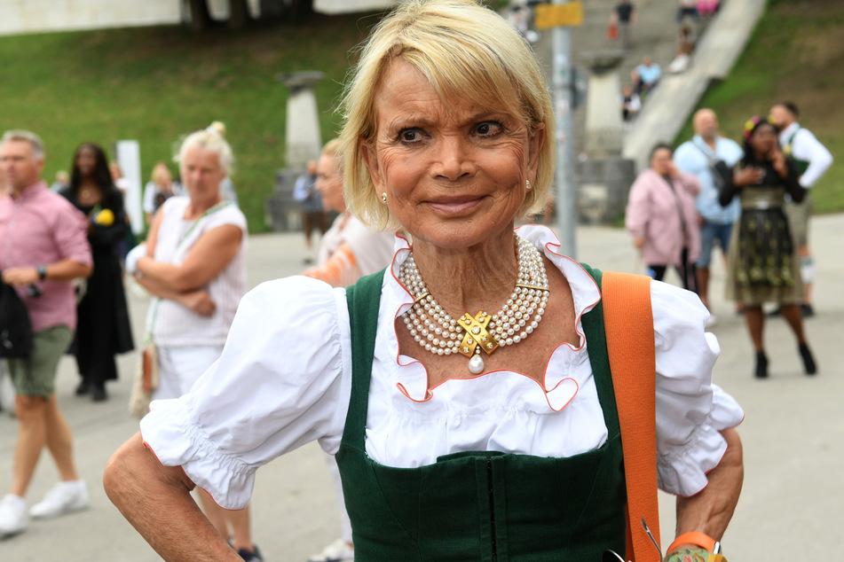 Die Schauspielerin Uschi Glas (79) zeigt sich vor der Sixt-Damenwiesn vor dem Schützenfestzelt auf dem Oktoberfest.