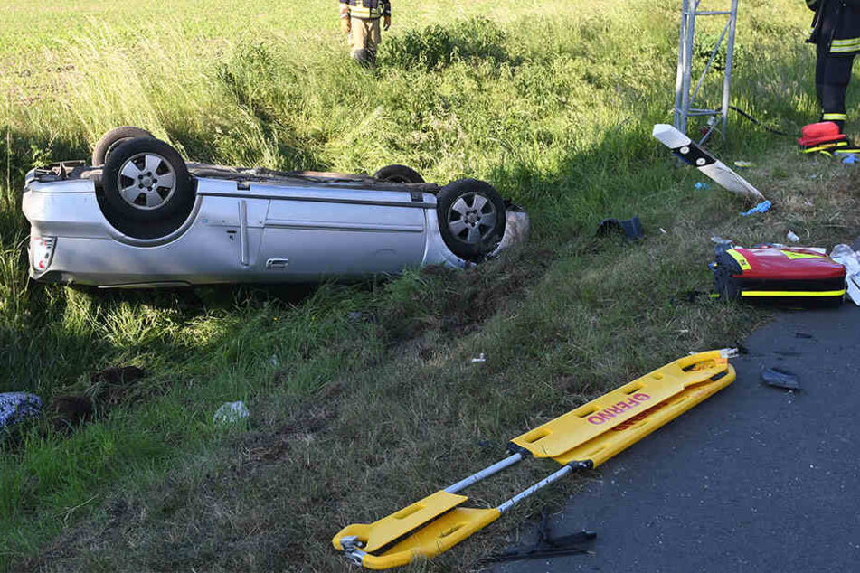 Der Opel wurde durch die Wucht in den Straßengraben geschleudert.