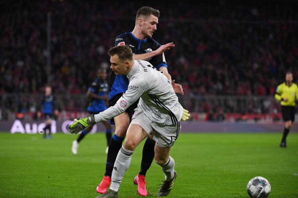 Bayerns Torwart Manuel Neuer (r) kämpft mit Paderborns Dennis Srbeny um den Ball. Paderborns Dennis Srbeny schieß daraufhin das 1:1.