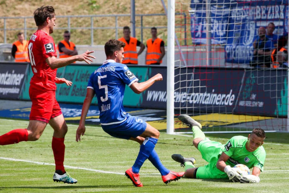 Ronny König vor dem Magdeburger Tor. Keeper Alexander Brunst hält den Ball.