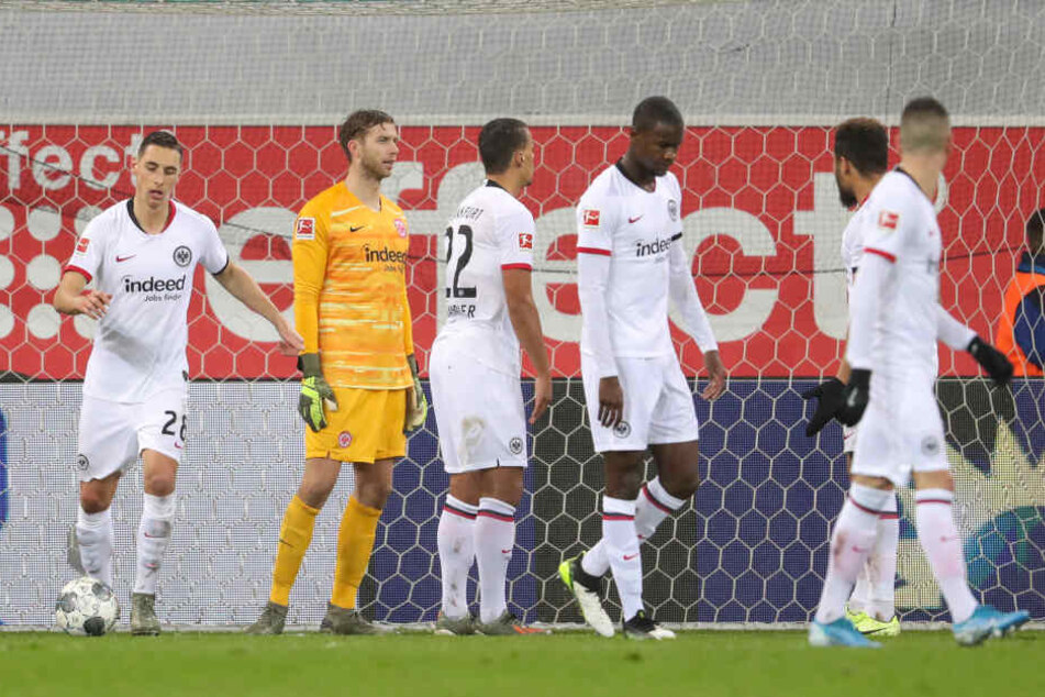 Die Eintracht-Kicker waren nach der Niederlage beim SC Paderborn moralisch am Ende.