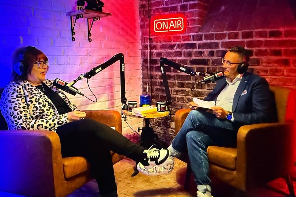 Unter dem "On Air"-Schild wird es persönlich: Corinna B. (63) spricht mit Frank Vacik (46) über den Schockanruf bei ihrer Mutter.