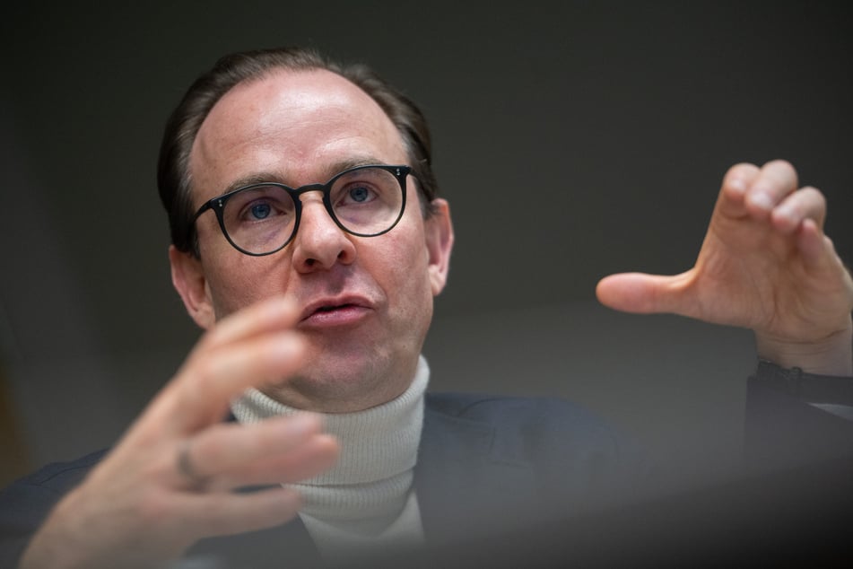 Henrik Falk (55), BVG-Vorstandsvorsitzender, betonte die Wichtigkeit neuer Fahrzeuge für die Zuverlässigkeit der Berliner Verkehrsbetriebe.