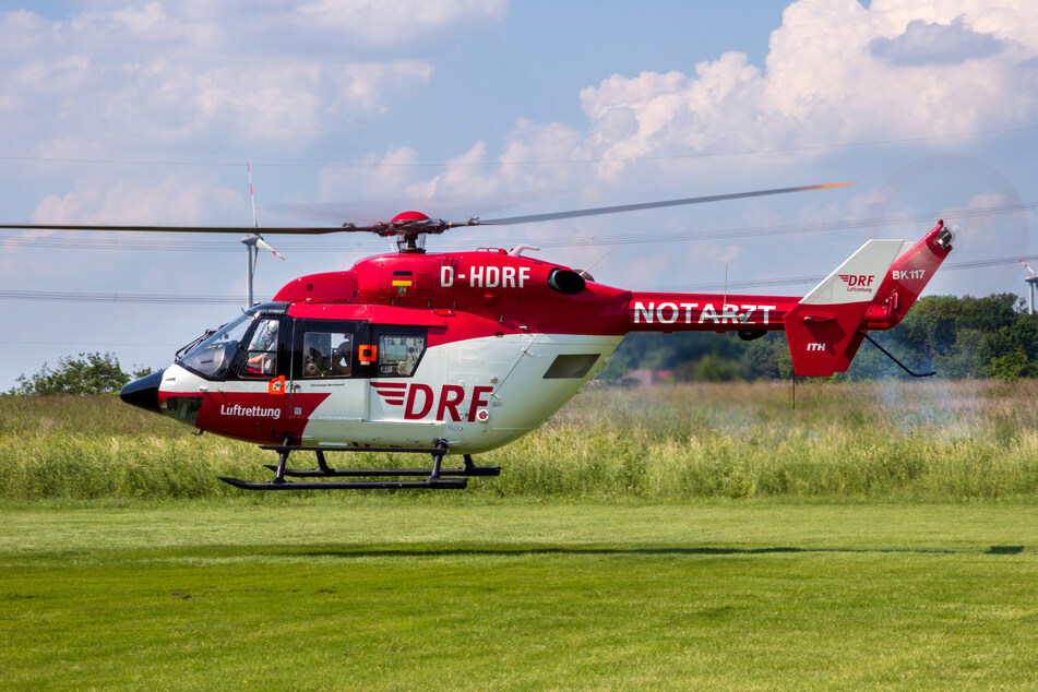 Der schwer verletzte Mann musste mit dem Rettungshubschrauber in ein Krankenhaus geflogen werden. (Symbolbild)