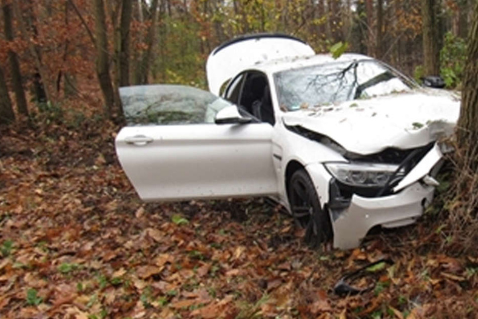 In Papas BMW: 24-Jähriger kracht frontal gegen Baum - Totalschaden!