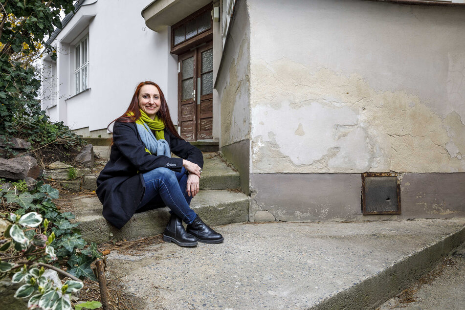 Katja Erfurth (52) freut sich, dass die marode Fassade des Verbindungsteils zum sanierten Saal nun mit Fördermitteln saniert werden kann.