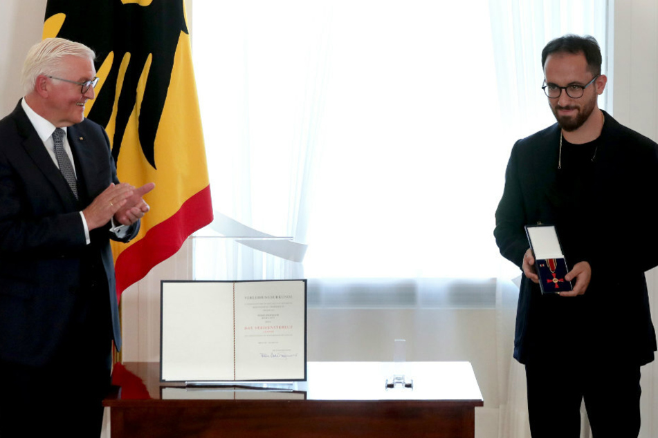 Bundespräsident Frank-Walter Steinmeier (64, l.) applaudiert dem Pianisten Igor Levit (33), den er zum Tag der Deutschen Einheit im Schloss Bellevue mit dem Verdienstorden der Bundesrepublik Deutschland ausgezeichnet hat.