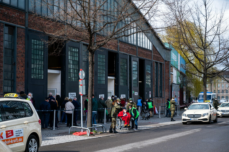 Menschen stehen vor dem Impfzentrum Arena in Berlin Treptow für die Impfung gegen das Corona-Virus an.