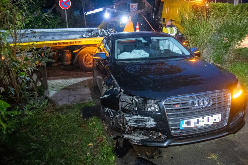 Audif-Fahrer flüchtet nach Unfall: Überwachungs-Kamera filmt den Zusammenstoß