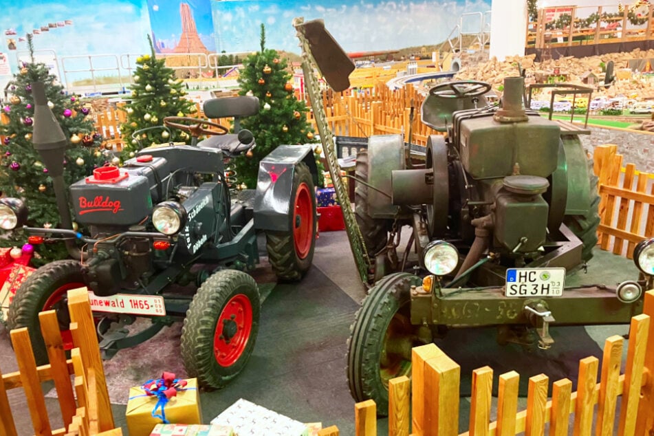 In der WeihnachtsWunderWelt in Siebenlehn können restaurierte Oldtimer-Traktoren bestaunt werden.