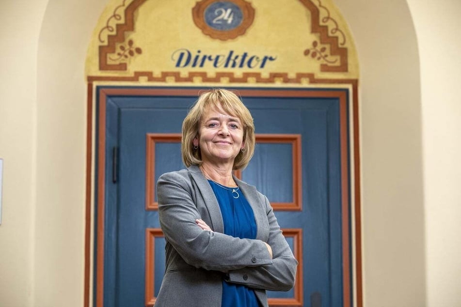 Hinter dieser original restaurierten Holztür befindet sich das moderne Büro der Schulleiterin Kerstin Schurz (54).