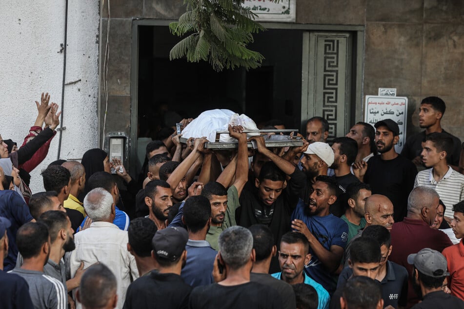 In der Gegend einer Ausgabestelle für humanitäre Hilfe haben israelische Soldaten nach palästinensischen Angaben Schüsse abgegeben. Demnach gibt es Tote.