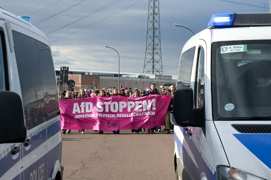 Mehrere Tausend Demonstranten waren ebenfalls vor Ort, um sich gegen die Partei zu positionieren.