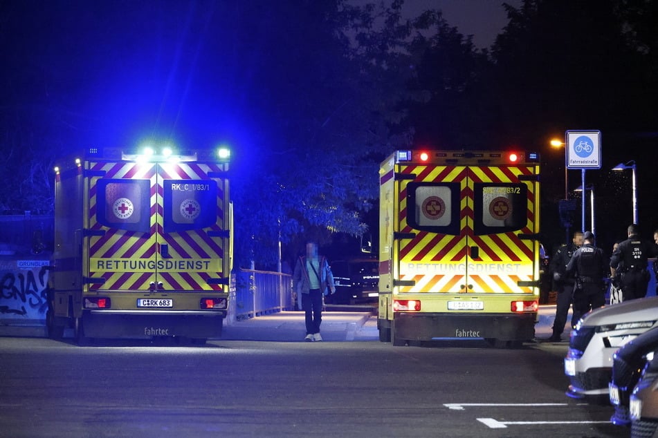 Rettungskräfte am Ende der Brückenstraße in Chemnitz: Hier ebenfalls ein Mann attackiert.