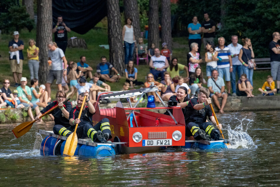 Spaß und Spannung gibt es beim großen Badewannen-Rennen im Waldbad Weixdorf.