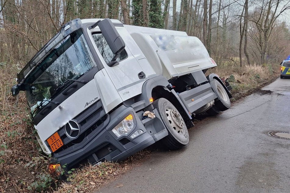 Der Tanklaster landete in einem Bachbett.