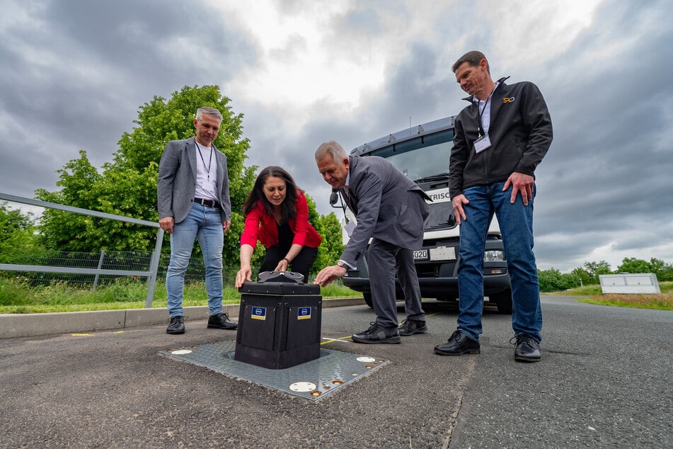 Setzen Hoffnung in die Erfindung aus Dresden: Fraunhofer-Projektleiter Matthias Breitkopf (48, v.l.), Institutsleiterin Sanaz Mostaghim, (49), SRD-Chef Alf Schwaten (55) und SRD-Abteilungsleiter Sven Gotscha (51).