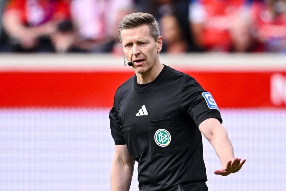 Tobias Welz (48) wird am Ostersonntag die Partie des FC St. Pauli bei Union Berlin leiten.