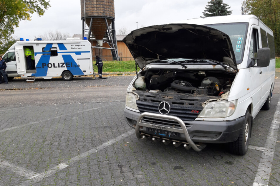 Bei dem Mercedes-Transporter soll unter anderem der Fahrzeugrahmen an mehreren Stellen großflächig durchgerostet gewesen sein. Auch habe die Bremse nicht mehr funktioniert.