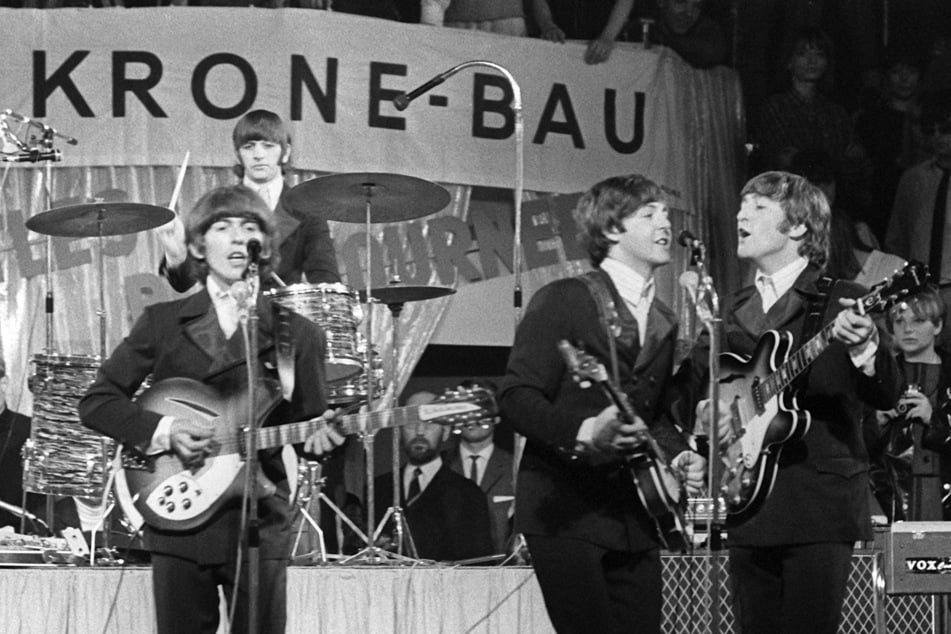 Die Beatles (v.l.n.r.): George Harrison, Paul McCartney, John Lennon bei einem ihrer frühen Auftritte in Deutschland.