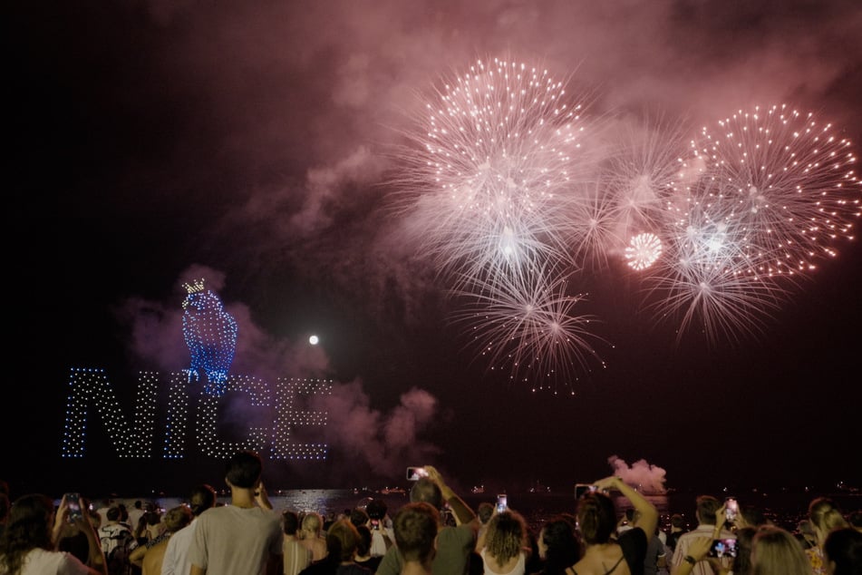 In Nizza wurde das herkömmliche Feuerwerk (r.) mit LED-Drohnen-Elementen (l.) ergänzt.