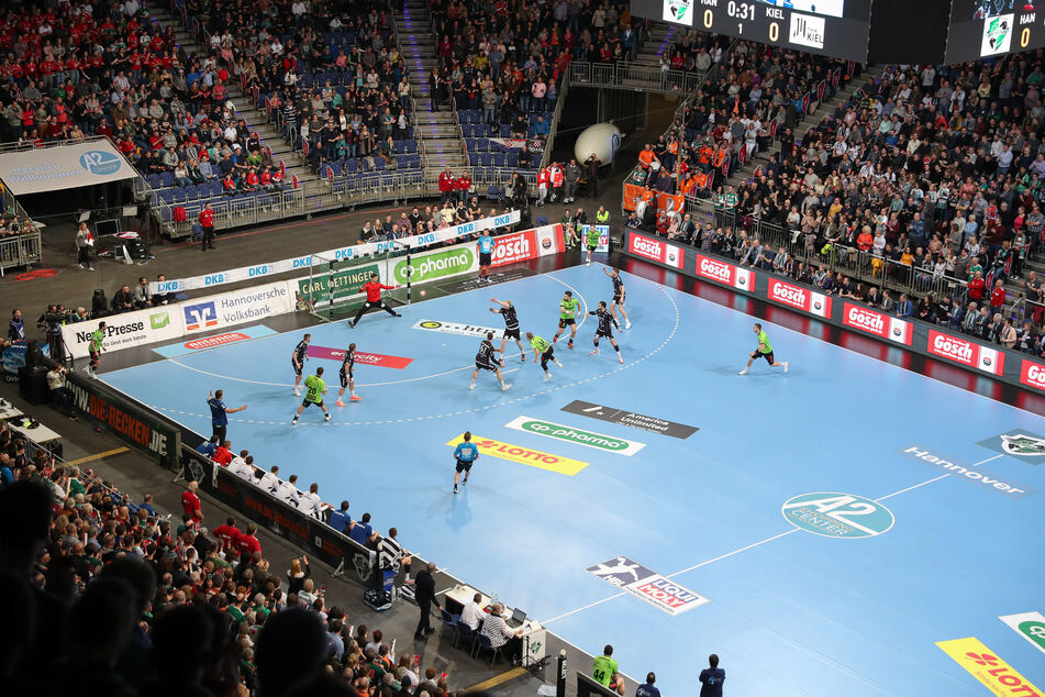 TSV Hannover-Burgdorf - THW Kiel, 21. Spieltag in der TUI-Arena. Die Spieler aus Hannover und Kiel stehen auf dem Spielfeld. Die Handball-Bundesliga (HBL) arbeitet an der "Königsdisziplin". Anders als im Fußball oder Basketball plant die HBL den Beginn der kommenden Saison auch mit Zuschauern ein - zumindest zum Teil.