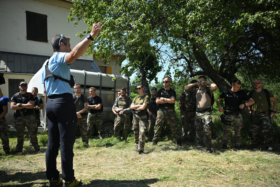 Im Juli nahmen Angehörige der französischen Gendarmerie im Südalpendorf Le Vernet an einer Suchaktion nach Émile teil.