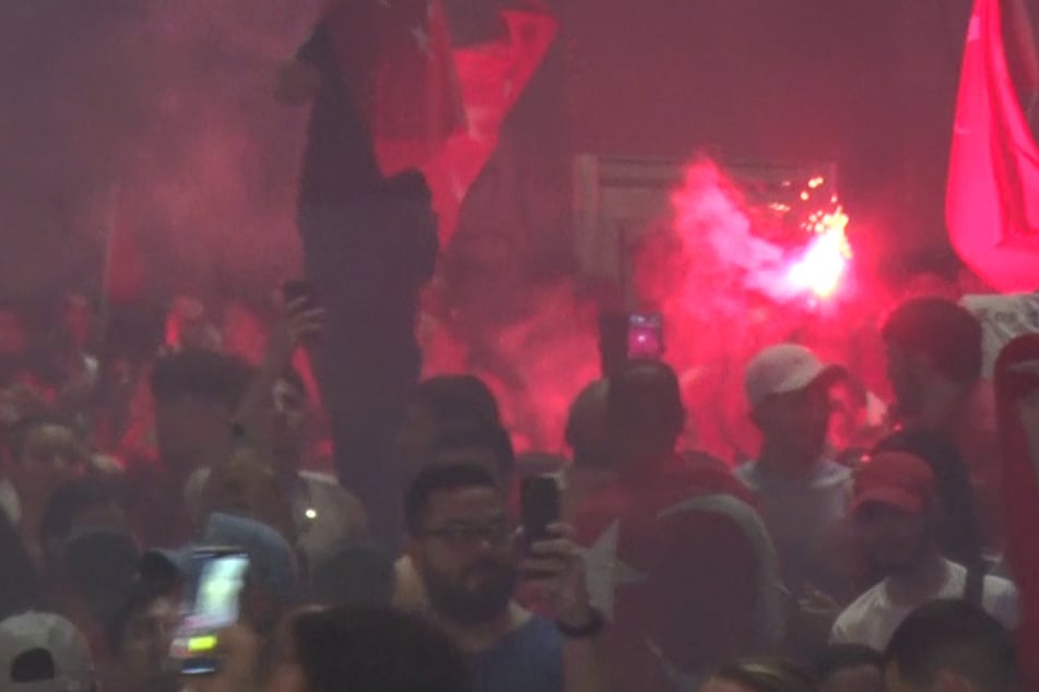 Die Türkei gewinnt am Dienstag das EM-Achtelfinale gegen Österreich. Auch in und um Karlsruhe feiern Tausende Menschen teils mit Pyrotechnik. Zwei Beamte wurden dadurch verletzt. (Symbolbild)