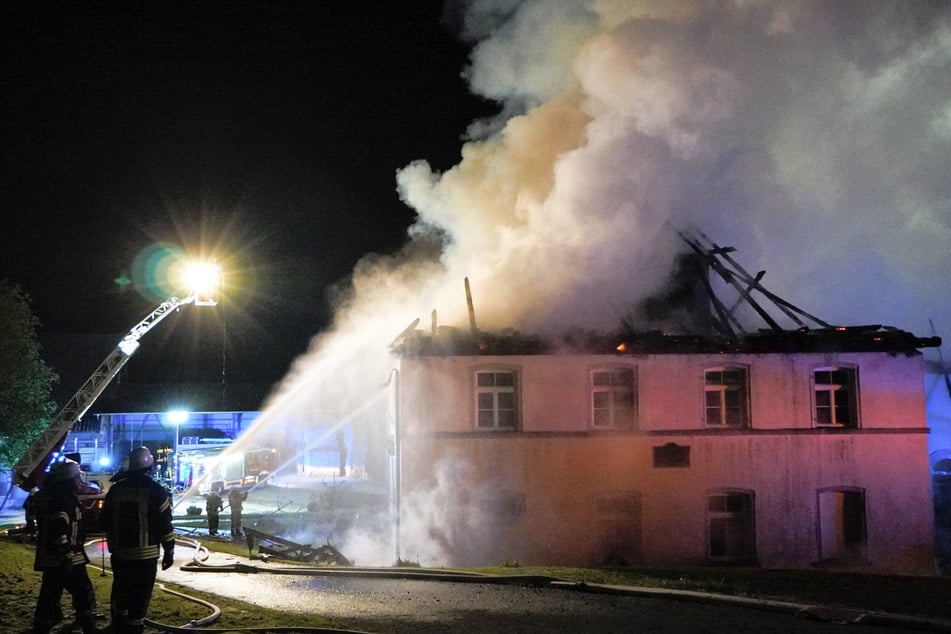 Mühle brennt bis auf Grundmauern ab, zwei Bewohner im Krankenhaus