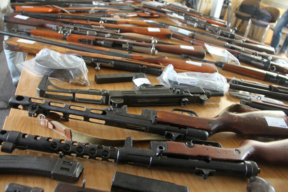 Kriegswaffen an Banden verkauft: Polizei geht flüchtiger Waffenhändler ins Netz