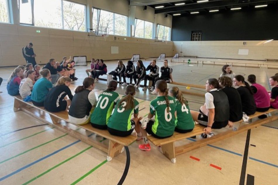 Bei einer Talk-Runde in der Turnhalle kamen Schülerinnen und Profispielerinnen miteinander ins Gespräch.