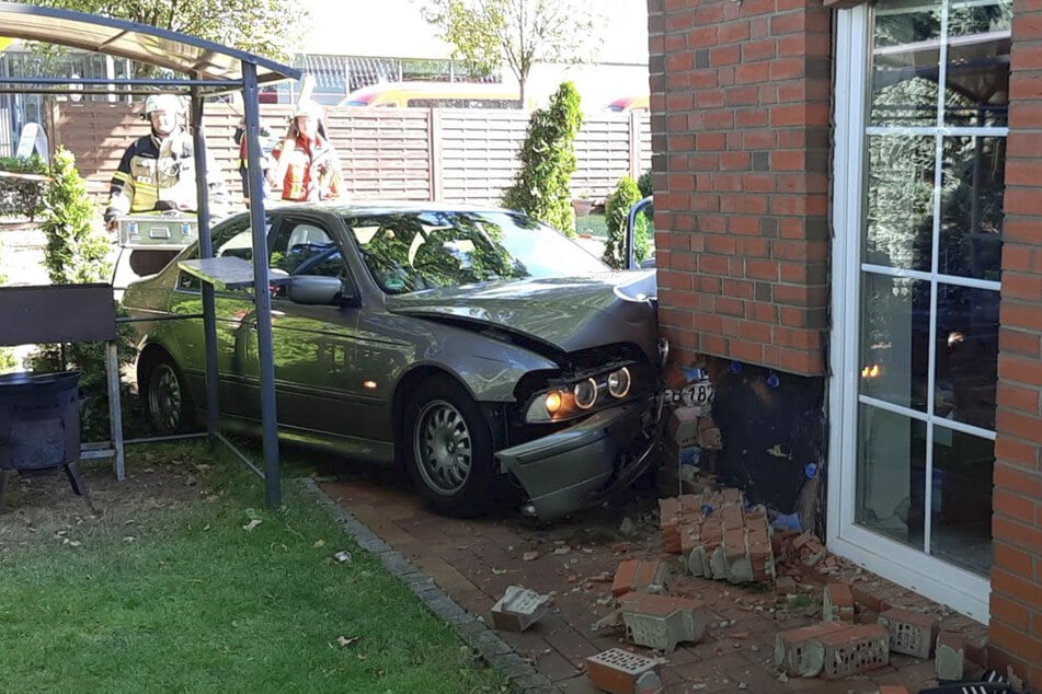 Der 80-Jährige war mit seinem BMW gegen die Hauswand gebrettert.