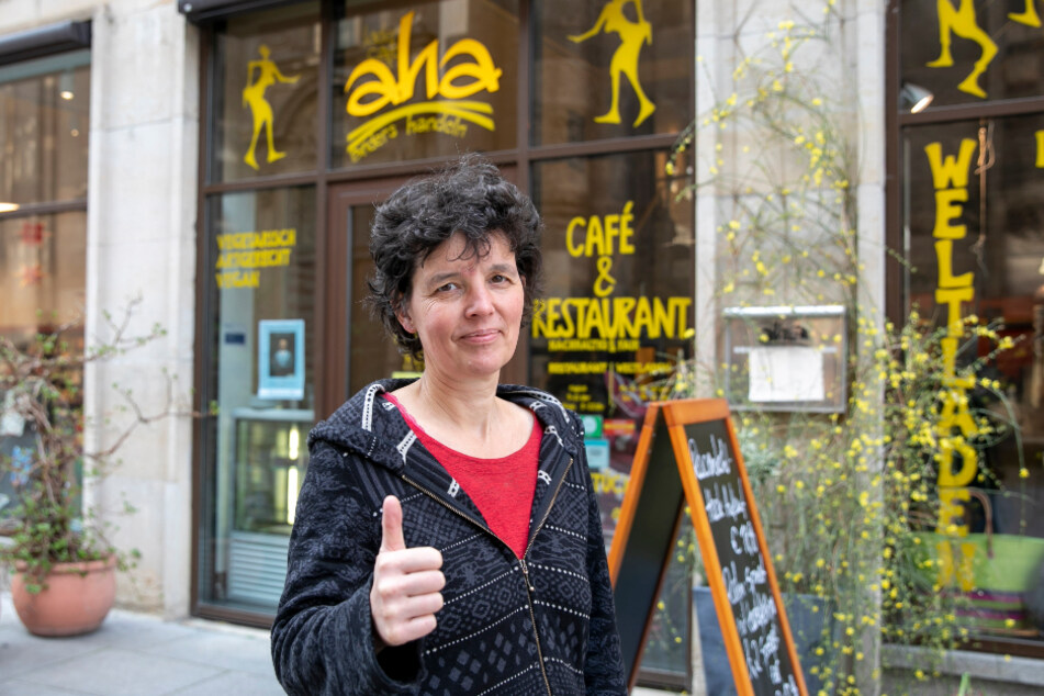 Claudia Greifenhahn (53) vom "LadenCafe aha" gibt sich trotz Krise kämpferisch.