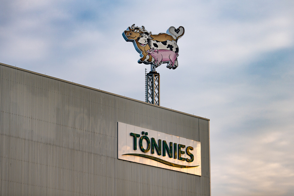 Vor einem Jahr hat es in Deutschlands größtem Fleischkonzern Tönnies einen massenhaften Corona-Ausbruch gegeben.