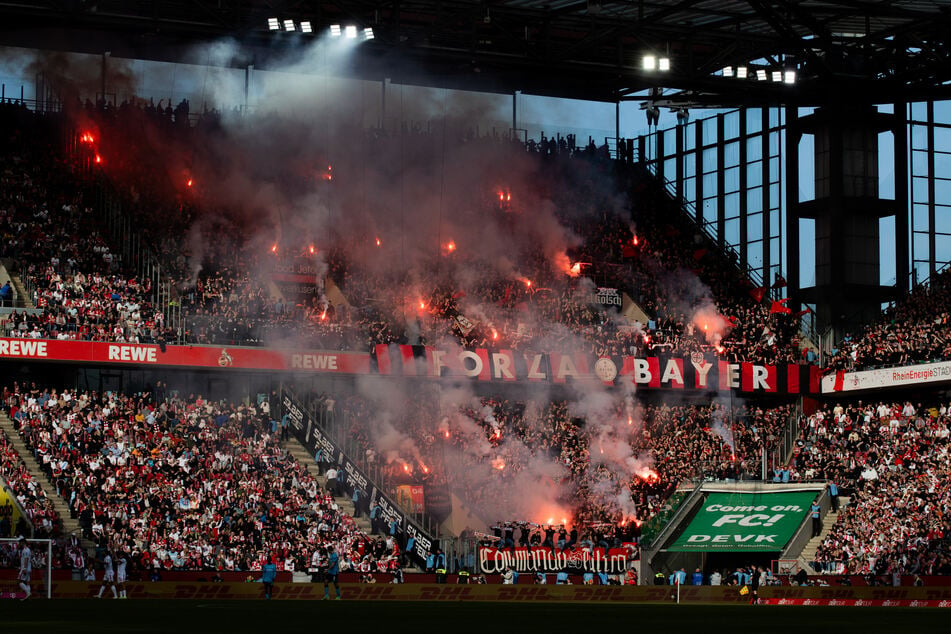 Die mitgereisten Leverkusen-Anhänger zündeten beim letzten Aufeinandertreffen in Köln Pyrotechnik.