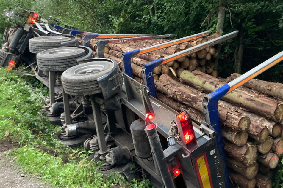Der Lastwagen stürzte nach Angaben der Einsatzkräfte einen Hang hinab auf einen Waldweg in der Nähe der Bahnlinie S6 und blieb in einem Bach liegen.