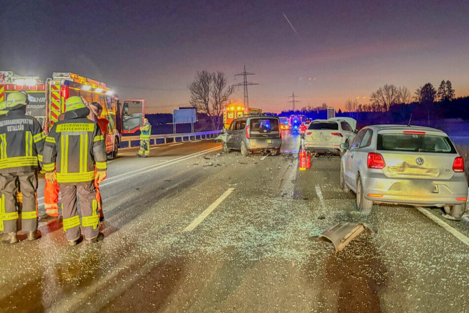 Die B12 musste stundenlang gesperrt bleiben, bis die Unfallstelle geräumt war.